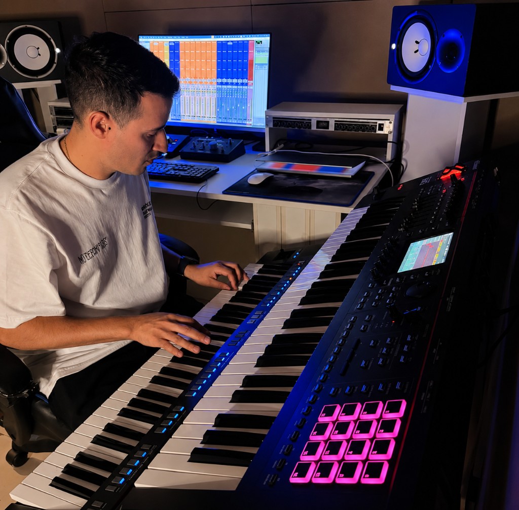 Bruno Toquinho produzindo no teclado em estúdio profissional
